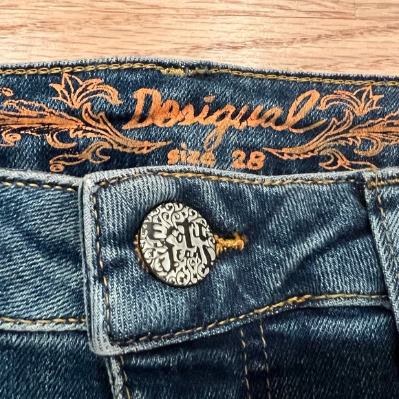 NWOT Desigual Exotic Jeans Flower Embroidery Daisy Floral Design Raw Hem - Picture 3 of 14